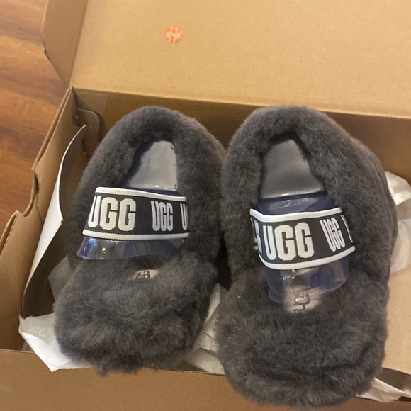When new UGGs slippers or slides size 6, USA and gray - Picture 3 of 3